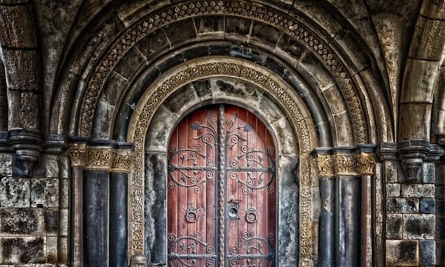 Czy brama może być niższa od ogrodzenia?