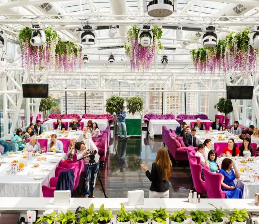 Stoły cateringowe w plenerze