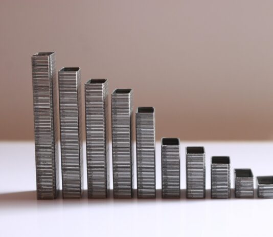 Szybki montaż i trwałe łączenie materiałów przez solidne zszywacze i zszywki