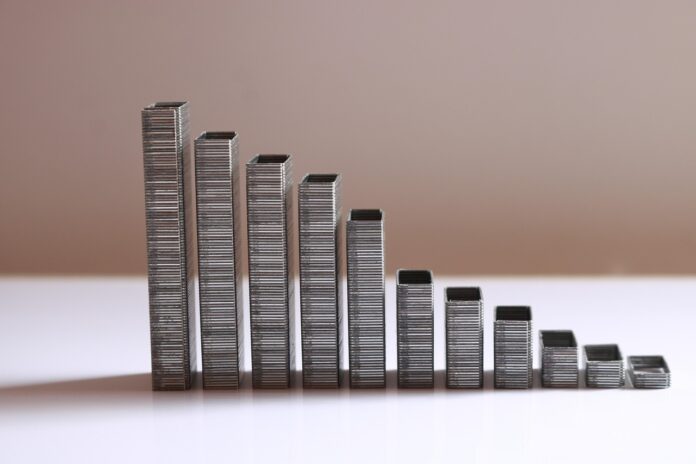 Szybki montaż i trwałe łączenie materiałów przez solidne zszywacze i zszywki